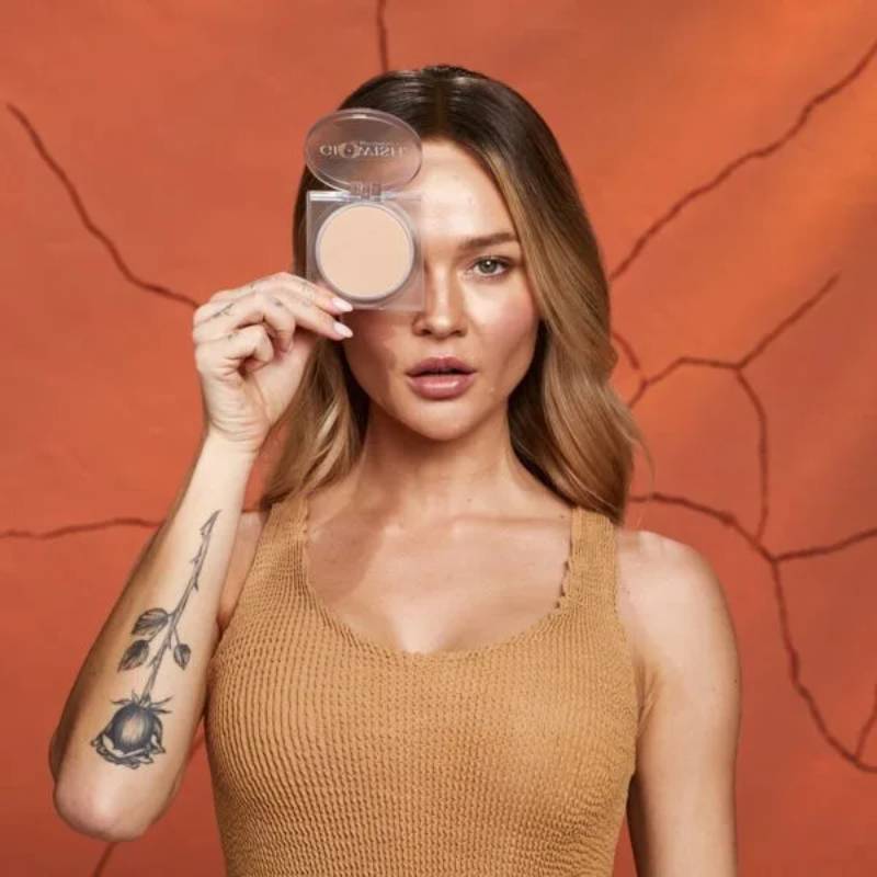 New Project (6) HUDA BEAUTY GloWish Luminous Pressed Powder - Image 3